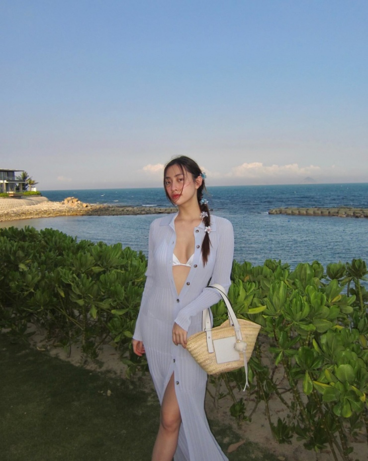 Hoa hậu chọn mẫu đầm dệt kim mỏng manh, mặc phanh cúc khi diện bikini 'tí hon' để tạo vẻ nửa kín nửa hở.