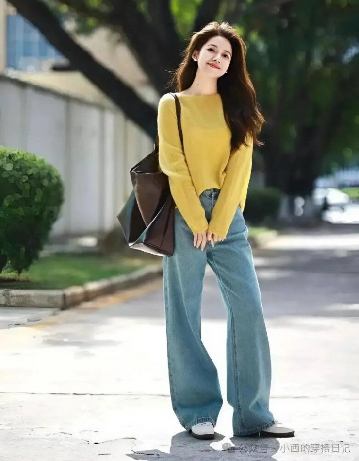 Sự mềm mại của áo len và sự thoải mái của quần jeans đan xen vào nhau, mang đến cho người mặc&nbsp;cảm giác ấm áp và thoải mái. Đôi giày thể thao trắng trên chân&nbsp;hoàn toàn phù hợp với cảm giác nhàn nhã này, tăng thêm nét sống động và trẻ trung cho toàn bộ diện mạo.&nbsp;