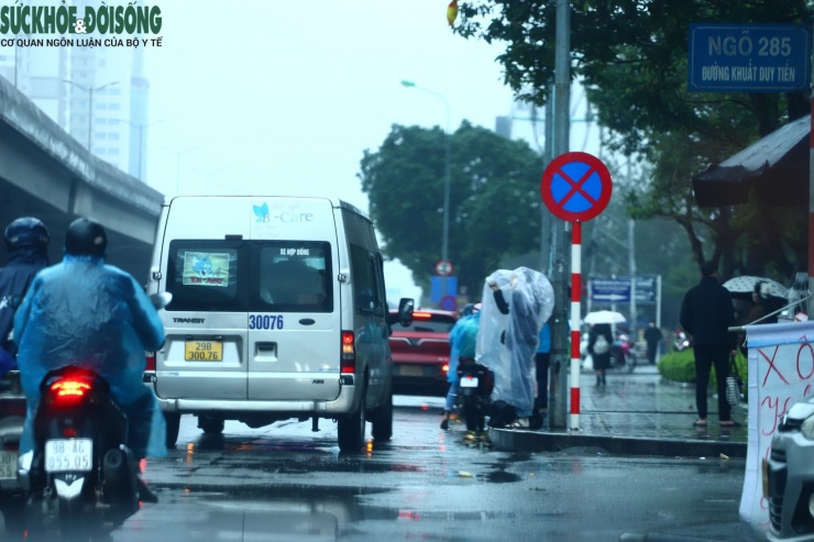 Lợi dụng trời mưa, nghĩ sẽ vắng bóng lực lượng chức năng nên nhiều nhà xe tùy tiện dừng đỗ để đón trả khách ngay tại nơi có biển cấm.