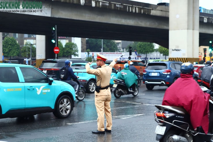 Bên cạnh việc xử lý vi phạm trật tự an toàn giao thông, lực lượng CSGT vẫn thực hiện công tác điều tiết, phân luồng phương tiện đặc biệt là trong thời tiết mưa, sương mù để đảm bảo an toàn, hạn chế ùn tắc.