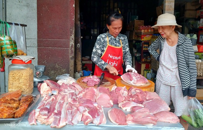 Cửa hàng thịt heo trên đường Lê Đức Thọ (Gò Vấp) sáng 16/2. Ảnh: Thi Hà