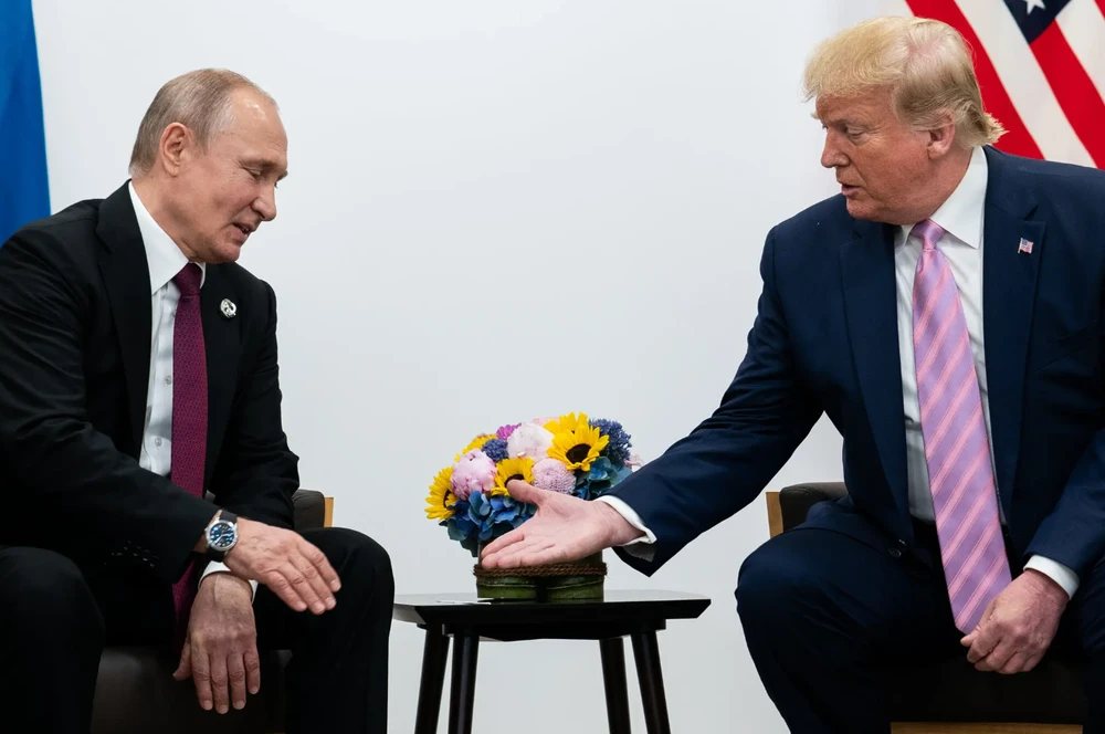 Tổng thống Mỹ Donald Trump (phải) đã điện đàm với Tổng thống Nga Vladimir Putin để khởi động các thỏa thuận hòa bình Nga-Ukraine. Ảnh: THE NEW YORK TIMES