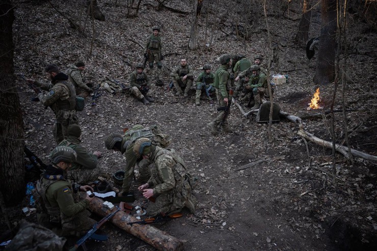 Các binh sĩ Ukraine tham gia huấn luyện ở vùng Donbass vào tuần trước. Ảnh: NYT