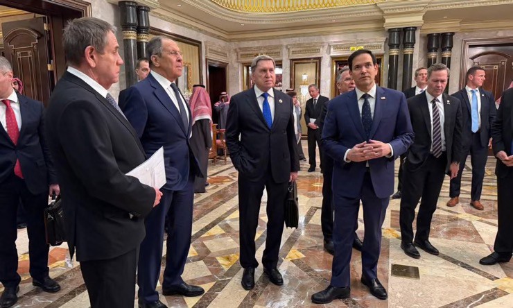 Ngoại trưởng Hoa Kỳ Marco Rubio và Ngoại trưởng Nga Sergei Lavrov trong thời gian nghỉ trưa giữa cuộc họp&nbsp;tại Riyadh, Ả Rập Saudi. Ảnh: Bộ Ngoại giao Mỹ/Guardian.