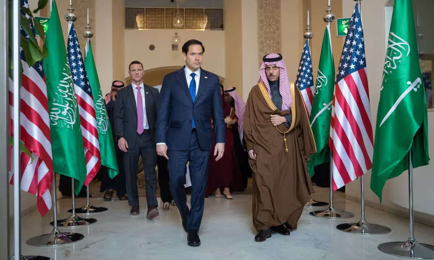 Ngoại trưởng Mỹ Marco Antonio Rubio (trái) tại cuộc họp quan trọng ở Ả Rập Saudi (ảnh: Saudi Arabia Foreign Ministry/Handout/Anadolu/Getty Images)