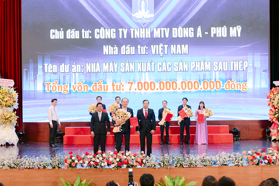 Ông Hồ Song Ngọc - Tổng giám đốc Công ty CP Tôn Đông Á kiêm Tổng giám đốc Công ty TNHH MTV Đông Á - Phú Mỹ nhận giấy chứng nhận đầu tư Nhà máy sản xuất mới (Nhà máy 4)