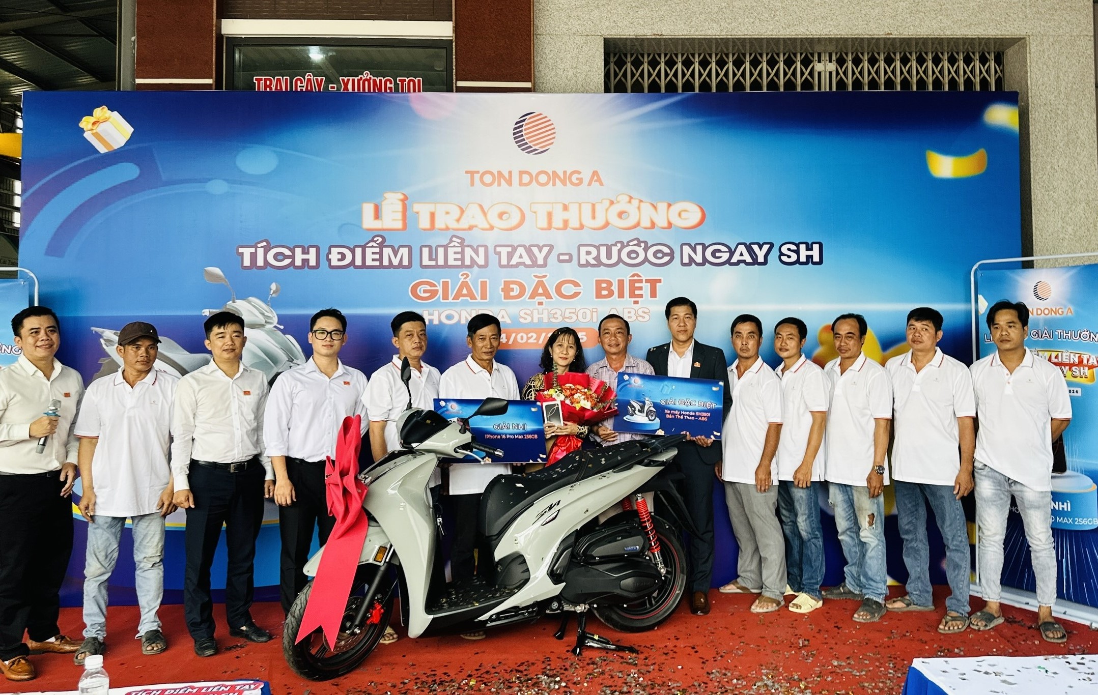 Ông Nguyễn Hữu Thuận – Phó Giám đốc Phòng Marketing Công ty CP Tôn Đông Á trao giải đặc biệt và giải nhì cho ông Lê Thanh Sơn – Giám đốc Công ty TNHH - SX - TM Hoàng Anh AG