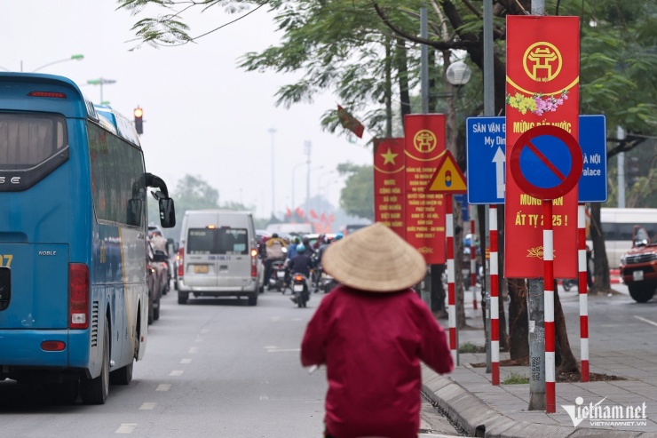 Biển chỉ dẫn giao thông chữ nhỏ như văn bản, đánh đố tài xế ô tô - 9