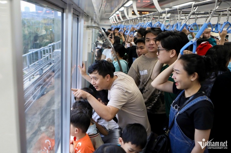 Người dân trải nghiệm tuyến metro số 1 Bến Thành - Suối Tiên. Ảnh: Nguyễn Huế