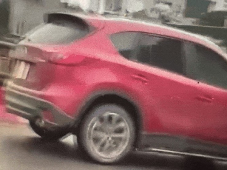 Video: Xe Mazda gây tai nạn bỏ chạy kéo lê xe máy trên cầu Vĩnh Tuy, Hà Nội