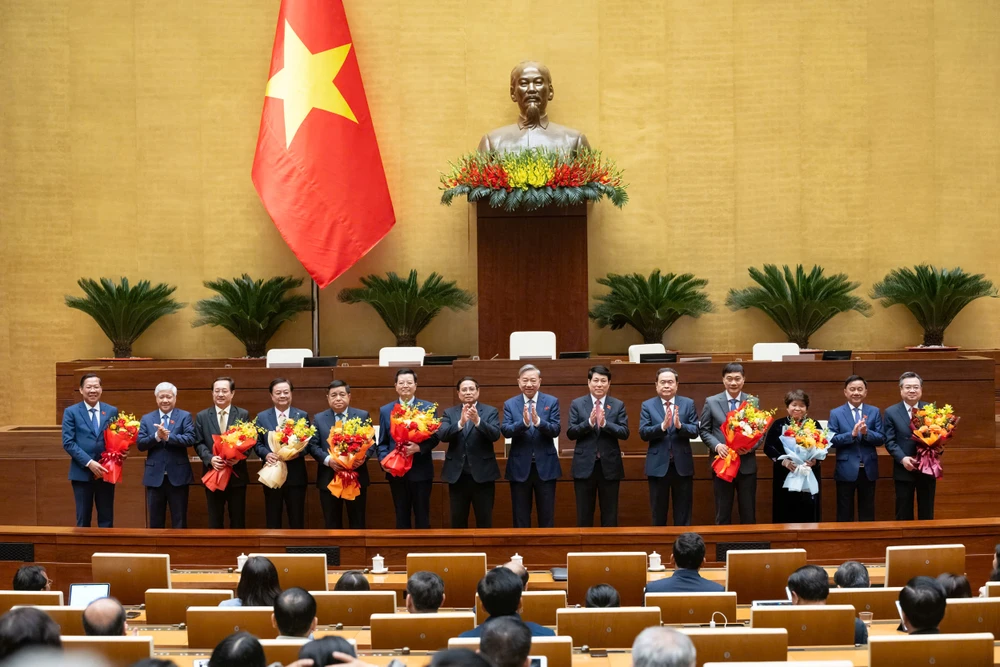 Các lãnh đạo Đảng, Nhà nước chúc mừng các Phó Chủ tịch Quốc hội, Ủy viên Ủy ban Thường vụ Quốc hội, các Phó Thủ tướng Chính phủ và Bộ trưởng nhận nhiệm vụ mới.