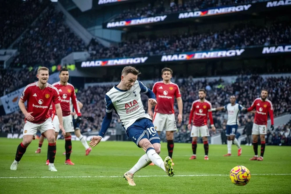 3 cầu thủ MU bị cáo buộc không làm gì cả trong tình huống Maddison ghi bàn duy nhất trận cho Tottenham. ẢNH: GETTY