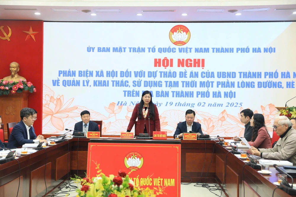 Ngày 19-2, Uỷ ban MTTQ Việt Nam TP Hà Nội tổ chức Hội nghị phản biện xã hội đối với dự thảo đề án của UBND TP Hà Nội về quản lý, khai thác, sử dụng tạm thời một phần lòng đường, hè phố trên địa bàn thành phố Hà Nội.