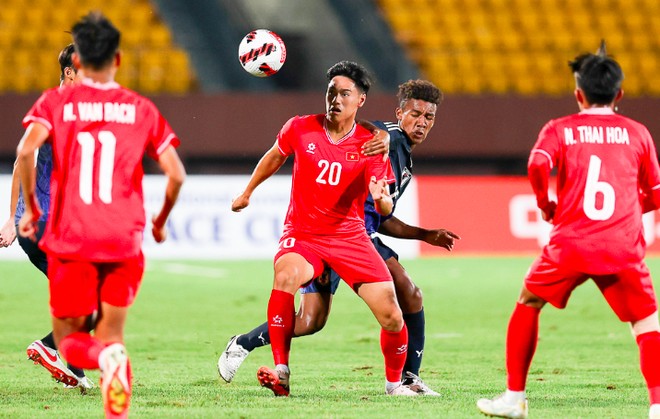 U17 Việt Nam (áo đỏ) sẽ được "thử lửa" với U17 Oman, trước khi tranh vé World Cup tại vòng chung kết U17 châu Á