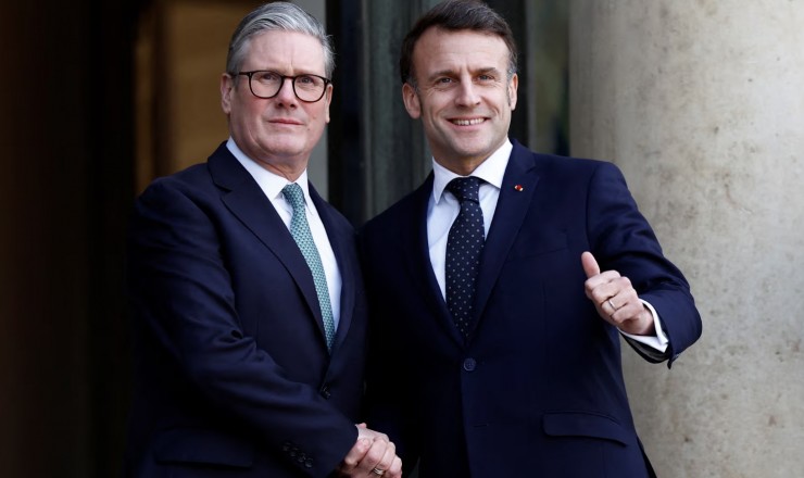 Tổng thống Pháp Emmanuel Macron (phải) chào đón Thủ tướng Anh Keir Starmer tới dự hội nghị khẩn cấp ở Paris, ngày 17/2/2025. Ảnh: The Guardian