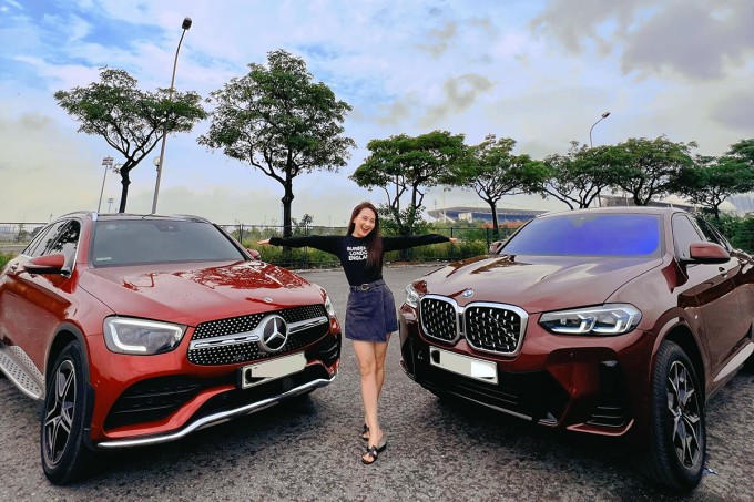 Trước đó, cô đã có hai chiếc xe sang màu đỏ hợp mệnh là Mercedes GLC300 trị giá 2,4 tỷ đồng và BMW trị giá khoảng 3,3 tỷ đồng.