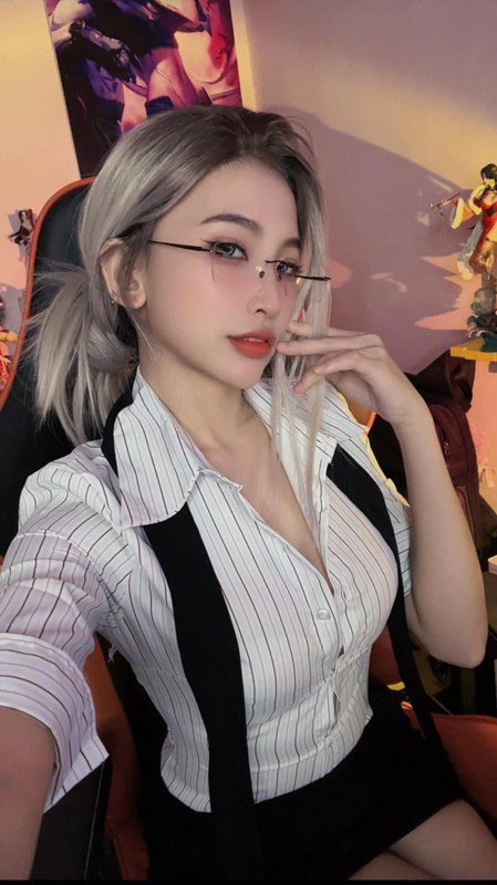 Nữ streamer diện bikini khoe dáng không tì vết bên hồ bơi - 9