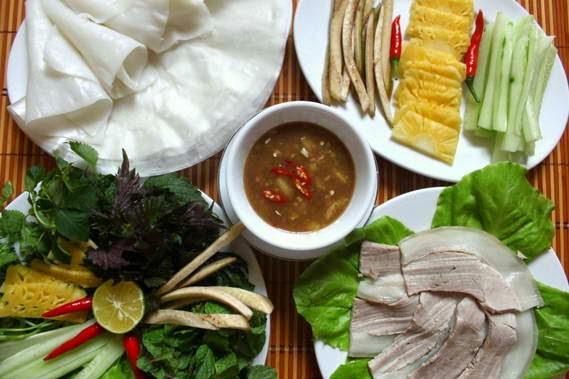 Nguyên liệu: 3 thìa canh mắm nêm, 2 thìa canh nước dứa ép, 2 thìa canh nước sôi để nguội, 1 thìa canh đường, 1 thìa tỏi băm, ớt băm 1/2 quả chanh. Cách pha: Khuấy đều mắm nêm với nước dứa, đường và nước sôi để nguội. Sau đó thêm tỏi, ớt và vắt chanh vào để tăng vị hài hòa.