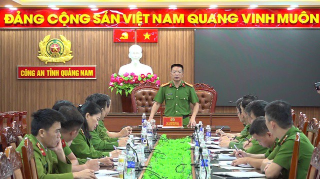 Đại tá Nguyễn Hà Lai, Phó Giám đốc, Thủ trưởng Cơ quan cảnh sát điều tra Công an tỉnh họp, chỉ đạo Ban chuyên án