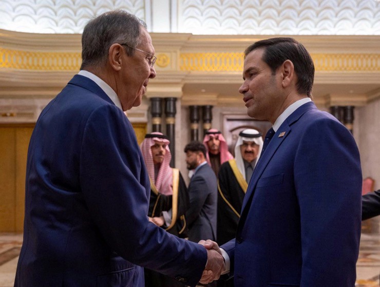 Ngoại trưởng Nga Sergey Lavrov (trái) gặp người đồng cấp Mỹ Marco Rubio ở Ả Rập Saudi hôm 18/2. Ảnh: SPA.