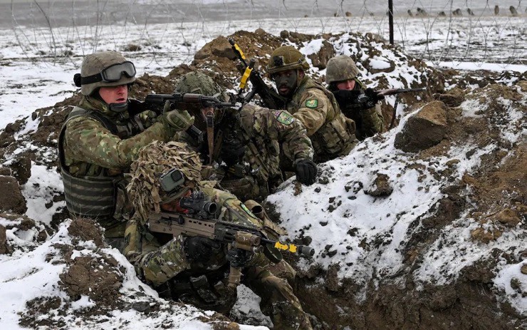 Binh sĩ Anh và Romania tham gia một cuộc tập trận của NATO. Ảnh: Telegraph.