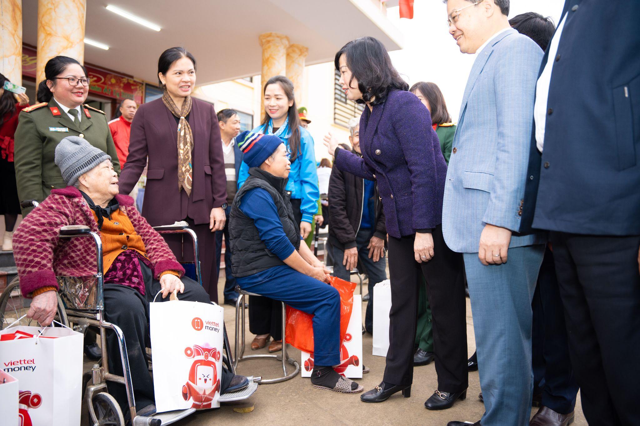 Bộ trưởng Bộ Y Tế Đào Hồng Lan động viên, thăm hỏi và trao phần quà hỗ trợ cho người dân có hoàn cảnh khó khăn tại xã Tân Long trong khuôn khổ hoạt động (Ảnh: DNCC)