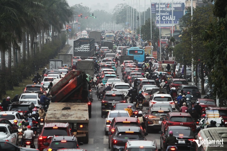 Hai đèn đỏ bất hợp lý liền nhau, cả ngã tư đứng im - 1