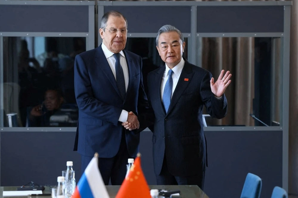 Ngoại trưởng Nga Sergei Lavrov (trái) và Bộ trưởng Ngoại giao Trung Quốc Vương Nghị gặp nhau bên lề cuộc họp G20 tại Nam Phi ngày 20-2. Ảnh: BỘ NGOẠI GIAO NGA