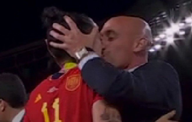 Hình ảnh phản cảm của cựu chủ tịch LĐBĐ Tây Ban Nha (RFEF) Luis Rubiales