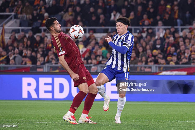 Cuộc so tài giữa Roma (áo sẫm) và Porto là tâm điểm của vòng play-off Europa League