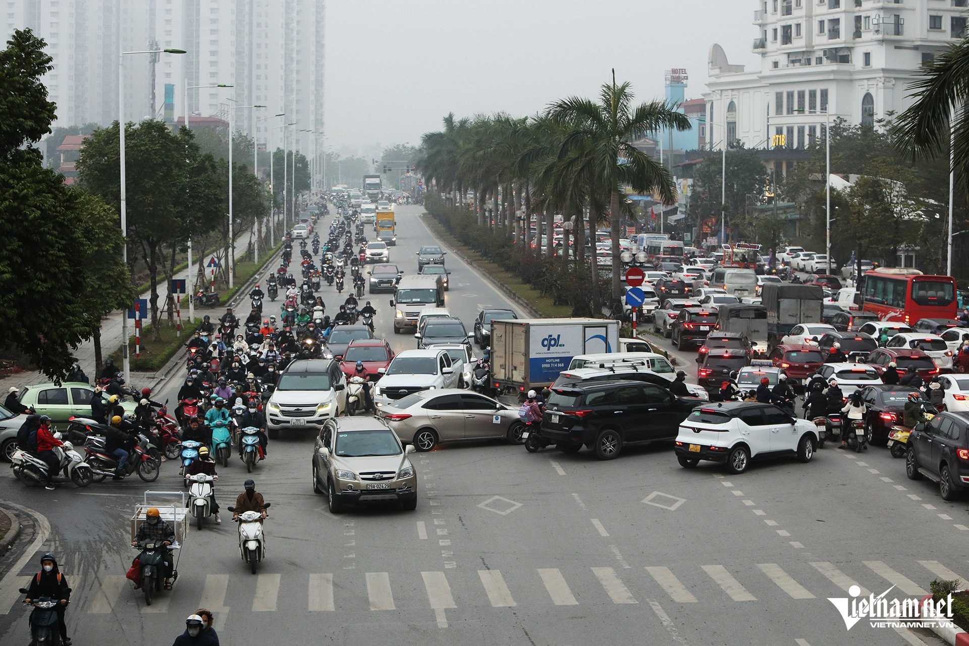 Hai đèn đỏ bất hợp lý liền nhau, cả ngã tư đứng im - 3