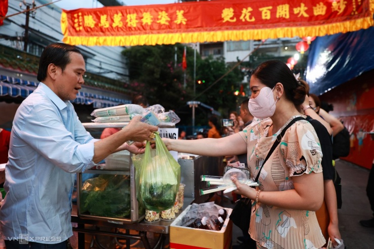 Sau một tiếng chờ đợi, chị Thanh ở quận Bình Thạnh mới mua được hai phần đậu hũ vàng chiên. "Tôi thấy món này qua những clip trên mạng. Dù phải đi cả 10 km, xếp hàng lâu nhưng vẫn muốn ăn thử cho biết", người phụ nữ 48 tuổi nói.