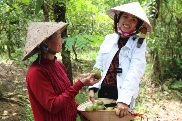 Có giai đoạn, Oanh Yến gầy xọp, đen nhẻm vì làm vườn. Ảnh: FBNV