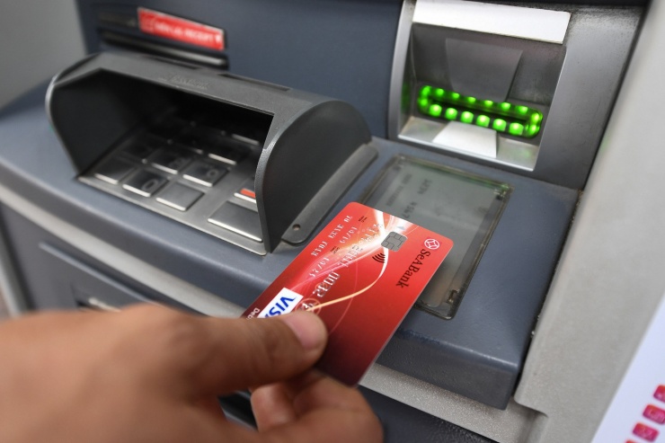 Bị máy nuốt thẻ ATM là sự cố thường gặp của không ít khách hàng. Ảnh minh hoạ: Tùng Đoàn