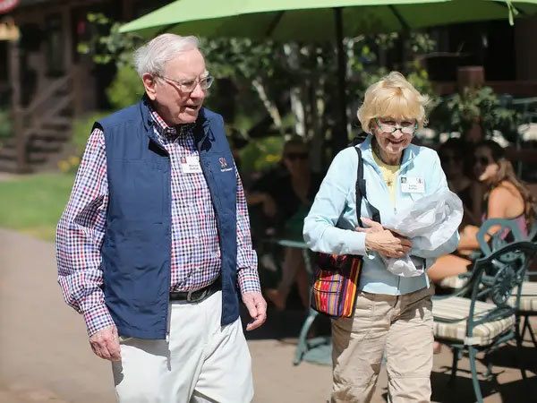 Tỷ phú Warren Buffett và bà Astrid. Ảnh: BI