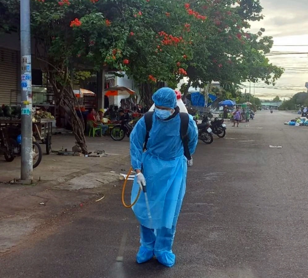 Phun thuốc sát trùng nơi con chó đi qua.