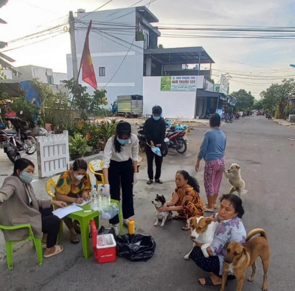 Tiêm vaccine phòng dại cho 18 con chó tại khu vực Phú Tài.