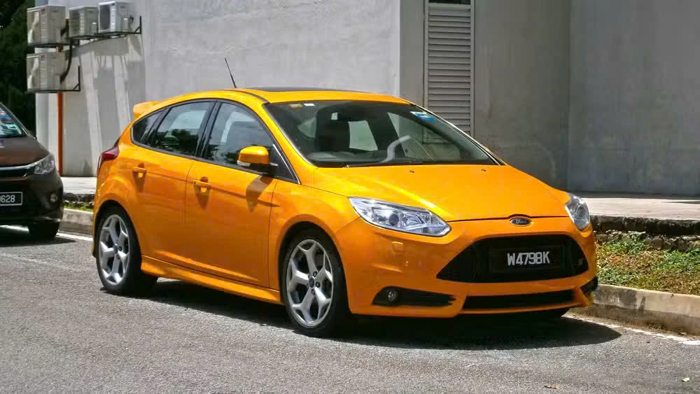 Mẫu hatchback cũ này được trang bị động cơ 4 xi-lanh thẳng hàng. Ảnh: Ford.