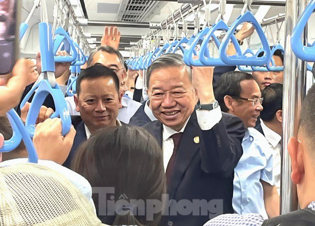 Tổng Bí thư Tô Lâm trò chuyện với hành khách đi tàu metro TPHCM. Ảnh: HURC1 cung cấp