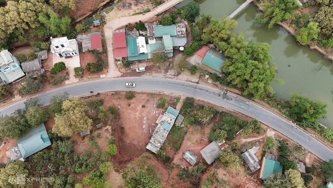 Khúc cua xảy ra tai nạn trên quốc lộ 6 khuya 21/2 làm 6 người chết, 8 người bị thương. Ảnh: Phạm Chiểu