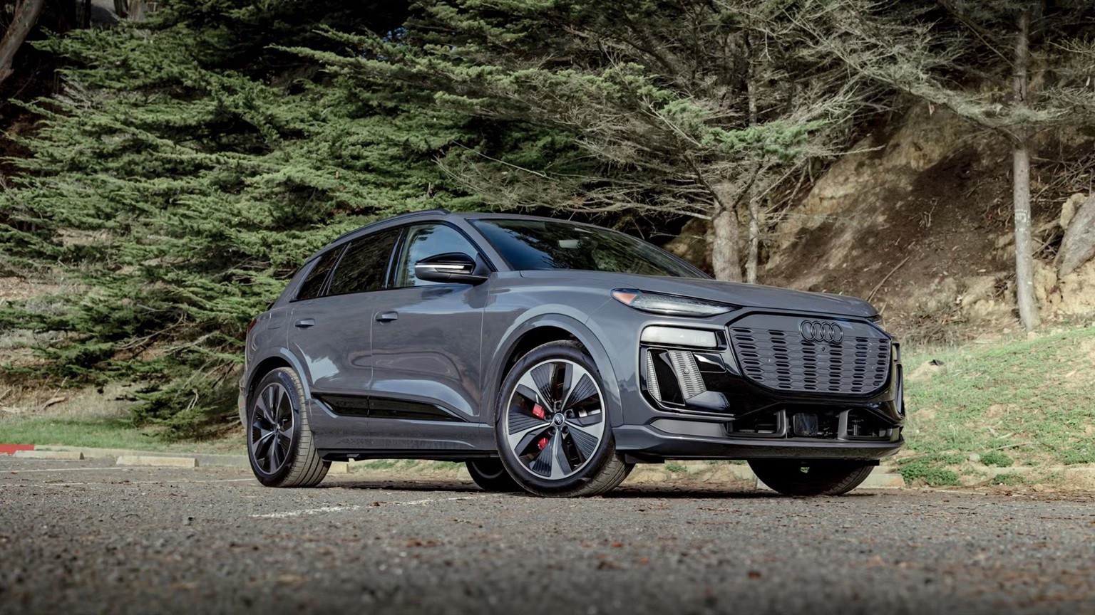 Porsche Macan EV và Audi SQ6 e-tron