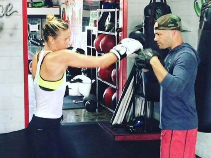 Sharapova (bên trái) trở lại tập boxing sau 3 năm không động tới găng