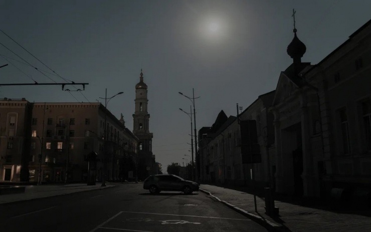 Quang cảnh tỉnh Kharkiv (Ukraine) vào ban đêm trong giờ giới nghiêm. Ảnh: GETTY IMAGES