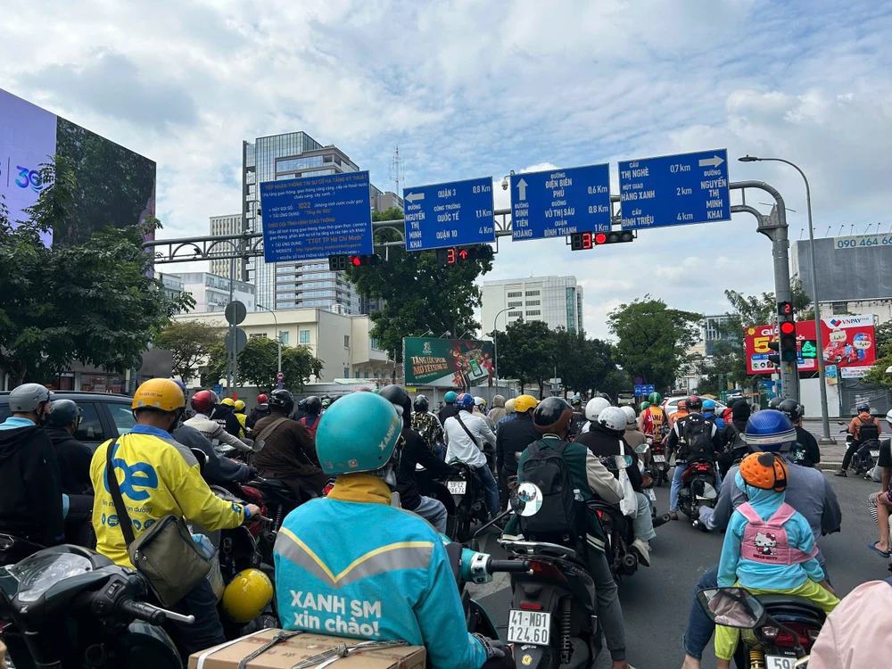 Hiểu rõ các trường hợp có thể bị xử phạt vì chắn lối rẽ phải khi dừng đèn đỏ để không bị xử phạt. Ảnh: NHƯ NGỌC