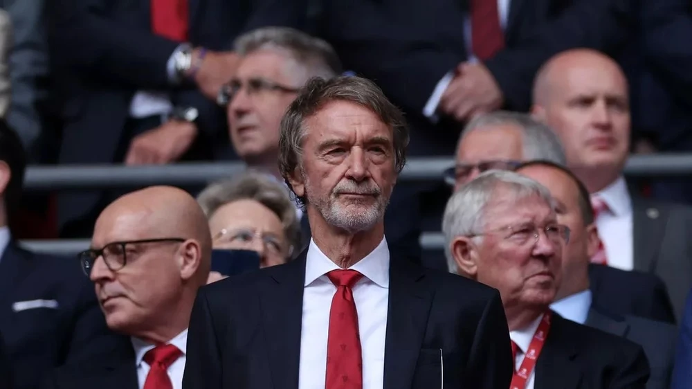 Sir Jim Ratcliffe sẵn sàng loại bỏ Sir Alex Ferguson khỏi vai trò đại sứ toàn cầu của MU để tiết kiệm 2 triệu bảng Anh mỗi năm tiền lương. ẢNH: GETTY