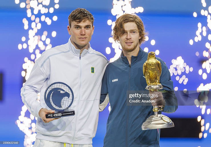 Rublev (bên phải) xuất sắc đánh bại Drapper, đăng quang Qatar Open