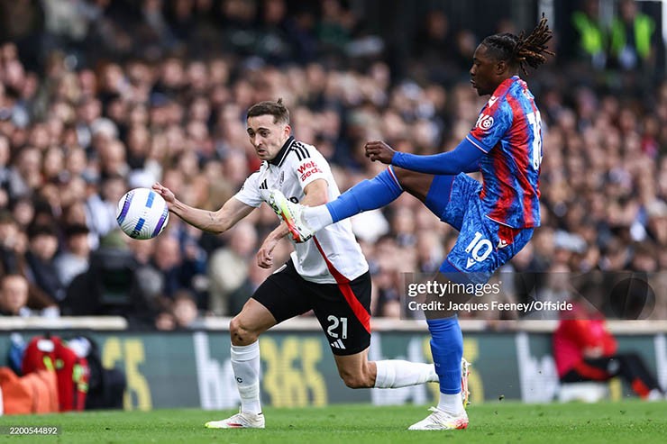 Fulham (áo trắng) thất bại gây sốc ngay trên sân nhà