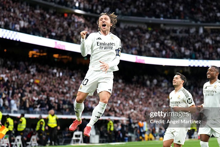 Modric lập siêu phẩm từ ngoài vòng cấm