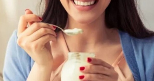 Điều gì xảy ra nếu thường xuyên ăn sữa chua buổi tối?