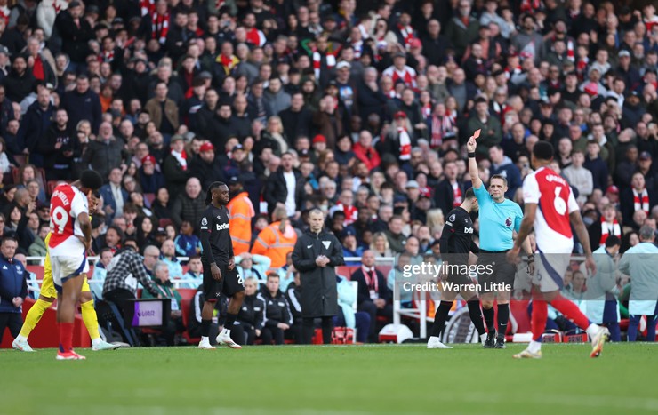 Arsenal đang là đội bóng nhận nhiều thẻ đỏ nhiều nhất tại giải Ngoại hạng Anh năm nay